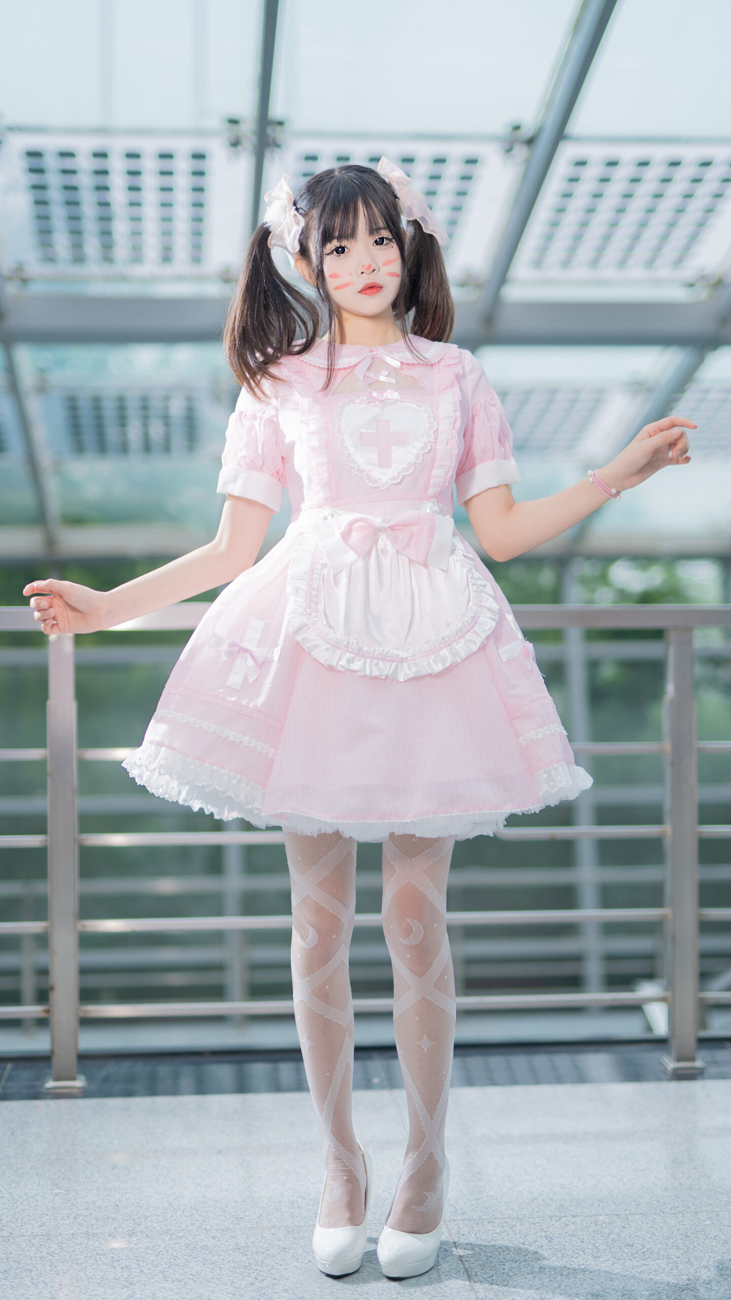 每次拍照都发觉自己颜值忽高忽低，一会美一会更美真是好没意思