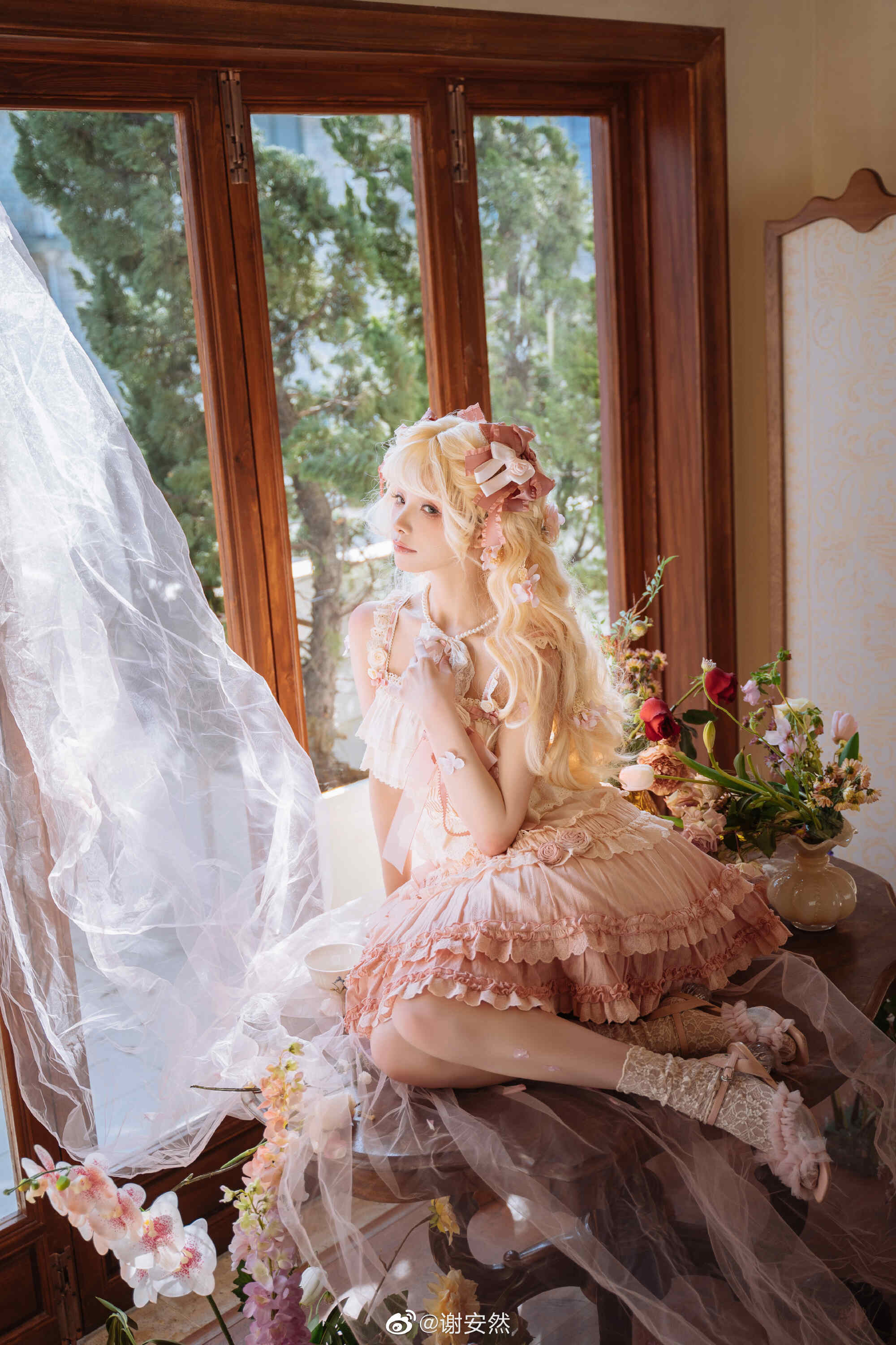 我听见阳光轻叩窗扉，晨曦闯入馨香的梦境