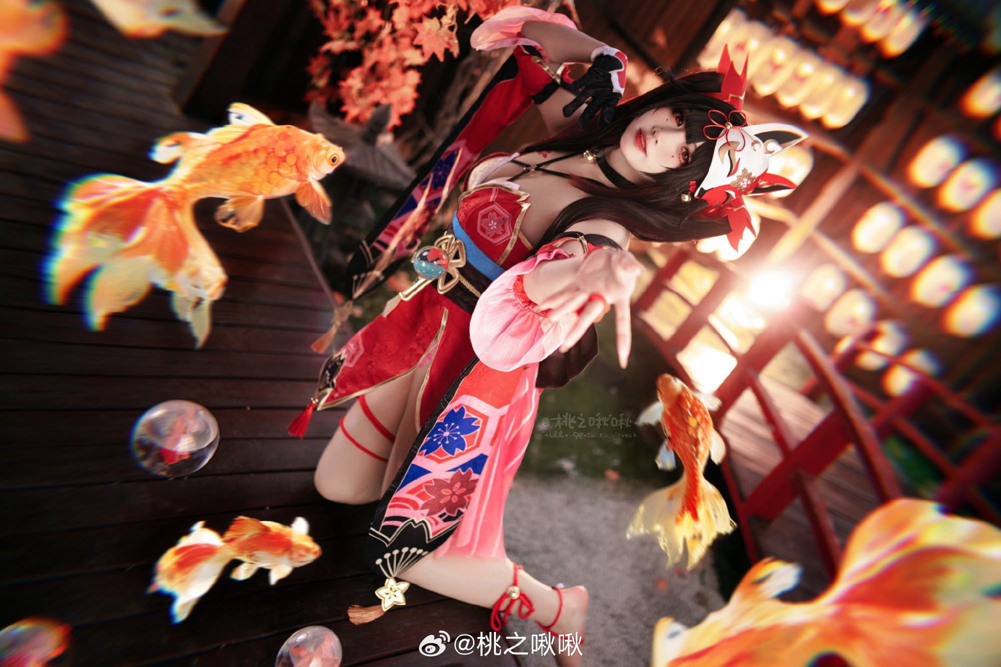 你向我走来，给暮色也添了光彩。我希望满怀，为星空点燃了期待。