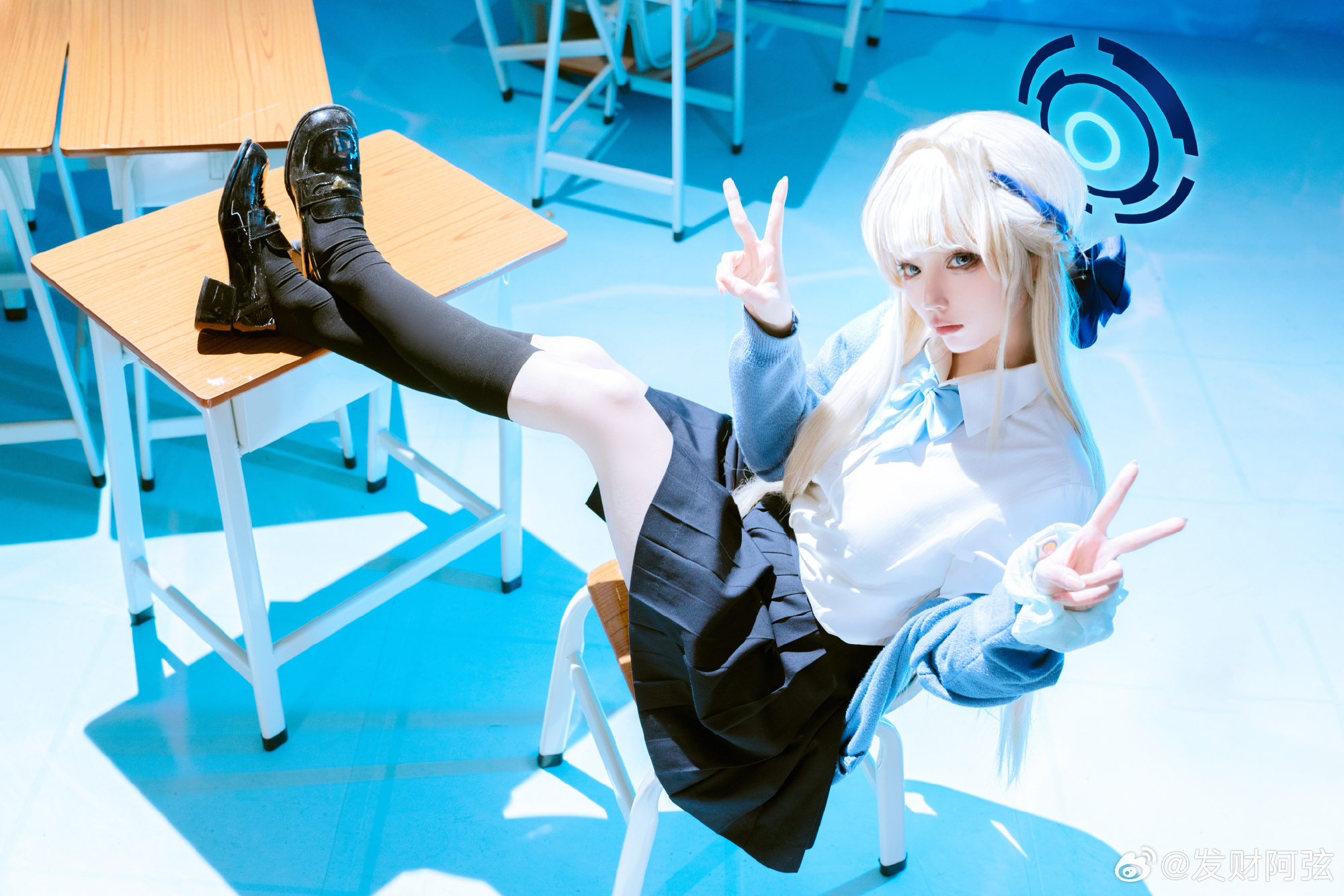 旁人的体温紧贴在背后，浑浊的空调风扑面而来