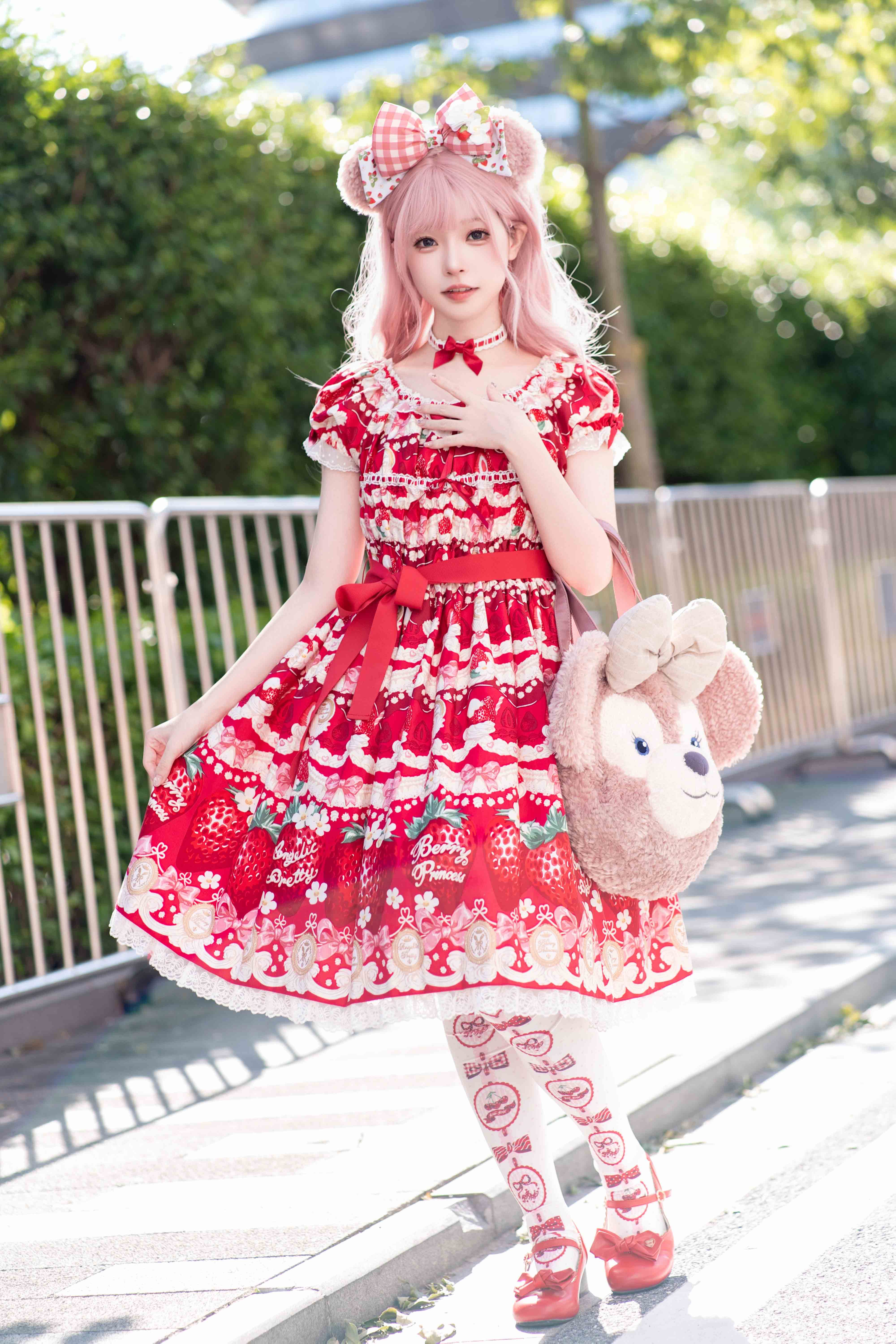 请你吃一口草莓??是甜甜的草莓裙