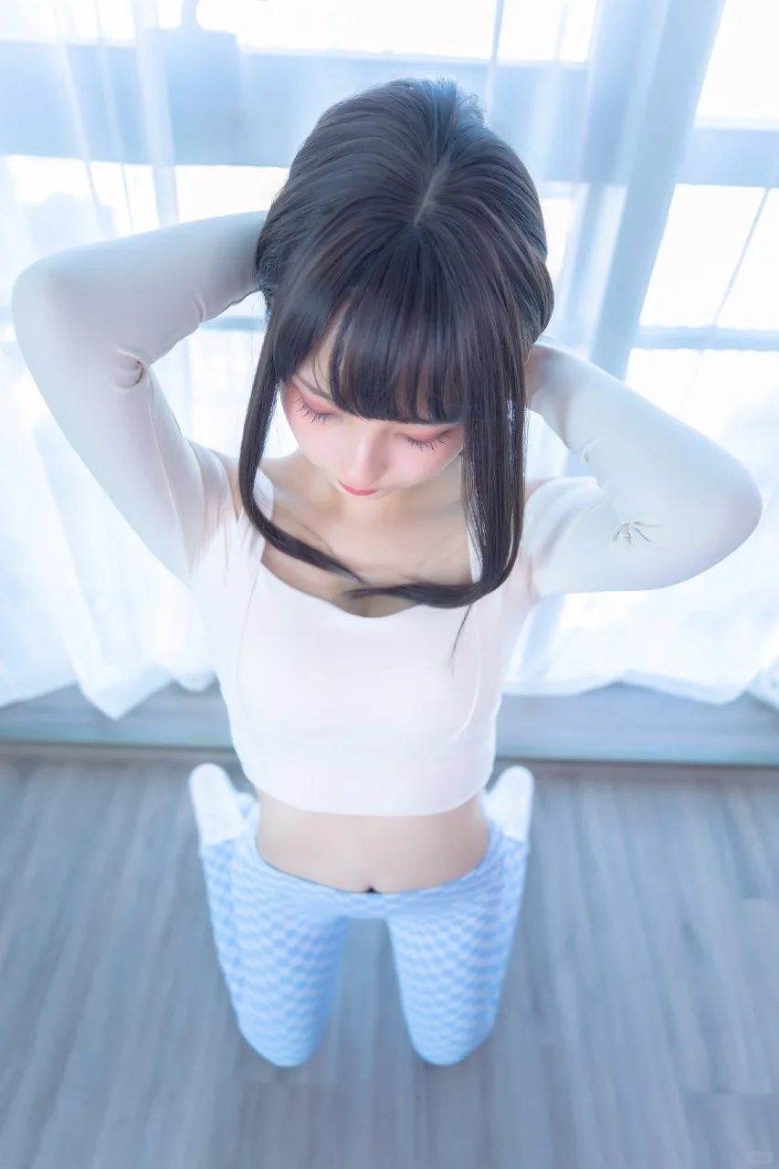 神楽坂真冬 – 《蓝白格》魅力演绎